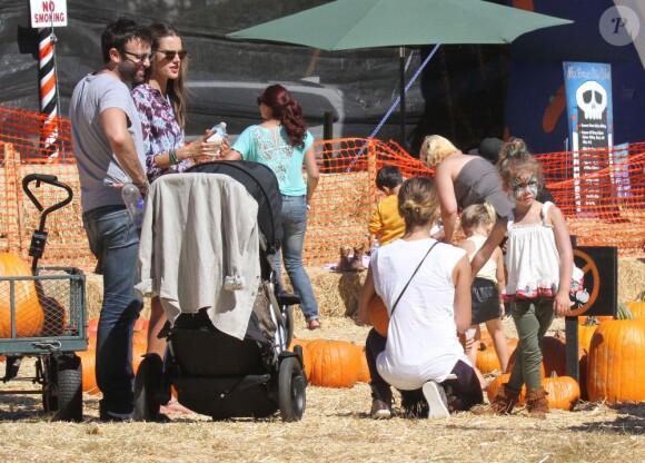 Jessica Alba et Alessandra Ambrosio se sont retrouvées avec leurs enfants pour choisir leurs citrouilles d'Halloween à Los Angeles, chez Mr Bones Pumpkin. Le 14 octobre 2012