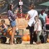 Jessica Alba et Alessandra Ambrosio se sont retrouvées avec leurs enfants pour choisir leurs citrouilles d'Halloween à Los Angeles, chez Mr Bones Pumpkin. Le 14 octobre 2012