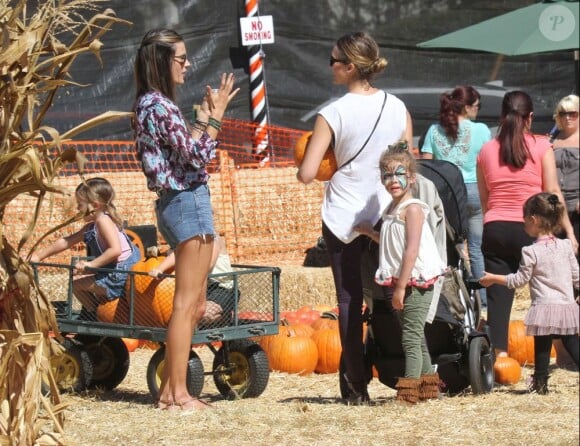 Jessica Alba et Alessandra Ambrosio se sont retrouvées avec leurs enfants pour choisir leurs citrouilles d'Halloween à Los Angeles, chez Mr Bones Pumpkin. Le 14 octobre 2012