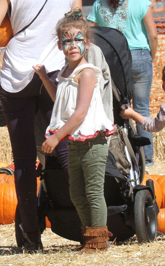 Honor, la fille de Jessica Alba a profité d'un passage chez Mr Bones Pumpkin à LA pour faire un atelier maquillage. Le 14 octobre 2012