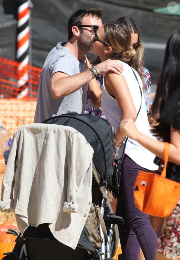 Jessica Alba et Alessandra Ambrosio se sont retrouvées avec leurs enfants pour choisir leurs citrouilles d'Halloween à Los Angeles, chez Mr Bones Pumpkin. Le 14 octobre 2012