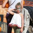 Honor, la fille de Jessica Alba a profité d'un passage chez Mr Bones Pumpkin à LA pour faire un atelier maquillage. Le 14 octobre 2012