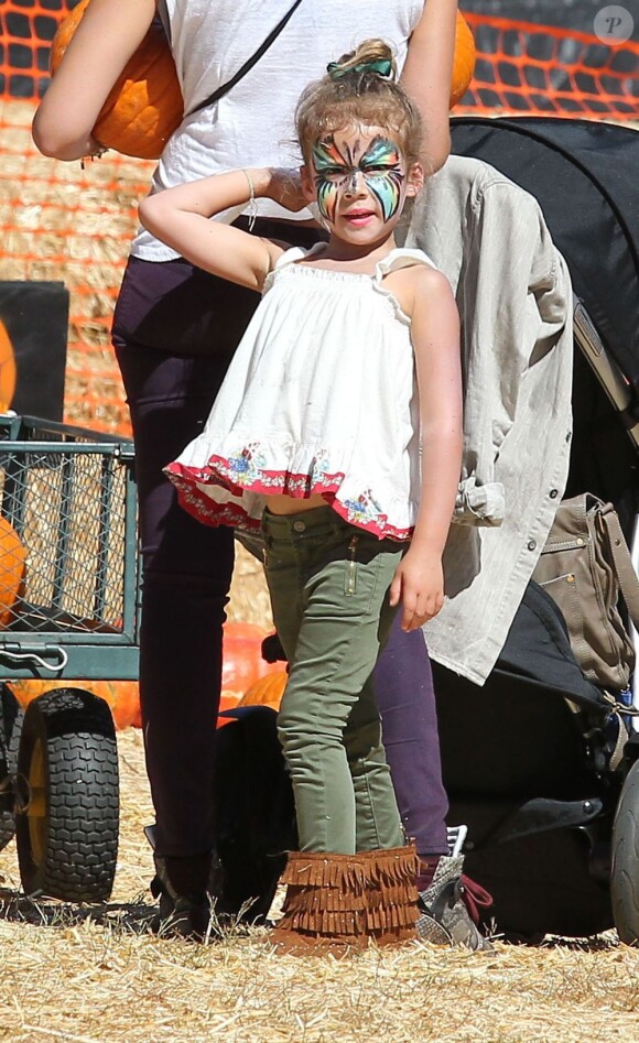 Honor, la fille de Jessica Alba a profité d'un passage chez Mr Bones Pumpkin à LA pour faire un atelier maquillage. Le 14 octobre 2012