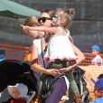 Jessica Alba et sa fille Honor se promènent à Mr Bones Pumpkin à Los Angeles. Le 14 octobre 2012