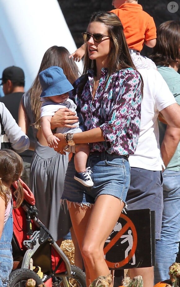 Alessandra Ambrosio se balade avec son fils Noah chez Mr Bones Pumpkin à Los Angeles. Le 14 octobre 2012