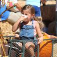 La petite Anja, fille d'Alessandra Ambrosio, s'amuse chez Mr Bones Pumpkin à Los Angeles. Le 14 octobre 2012