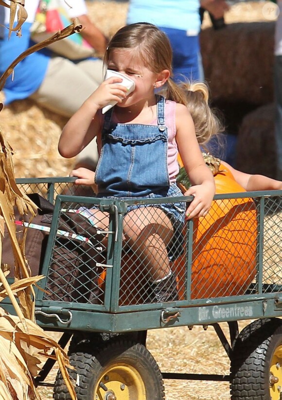 La petite Anja, fille d'Alessandra Ambrosio, s'amuse chez Mr Bones Pumpkin à Los Angeles. Le 14 octobre 2012