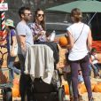 Jessica Alba et Alessandra Ambrosio se sont retrouvées avec leurs enfants pour choisir leurs citrouilles d'Halloween à Los Angeles, chez Mr Bones Pumpkin. Le 14 octobre 2012