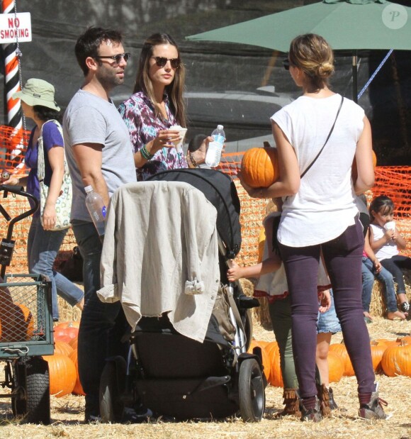 Jessica Alba et Alessandra Ambrosio se sont retrouvées avec leurs enfants pour choisir leurs citrouilles d'Halloween à Los Angeles, chez Mr Bones Pumpkin. Le 14 octobre 2012