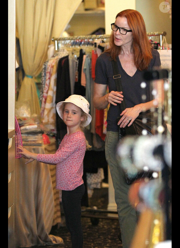 Marcia Cross et sa fille Eden en pleine séance de shopping à Pacific Palisades, le 14 octobre 2012