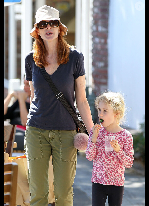 Marcia Cross et sa fille Eden font du shopping à Pacific Palisades, le 14 octobre 2012 - Eden aime les bonbons