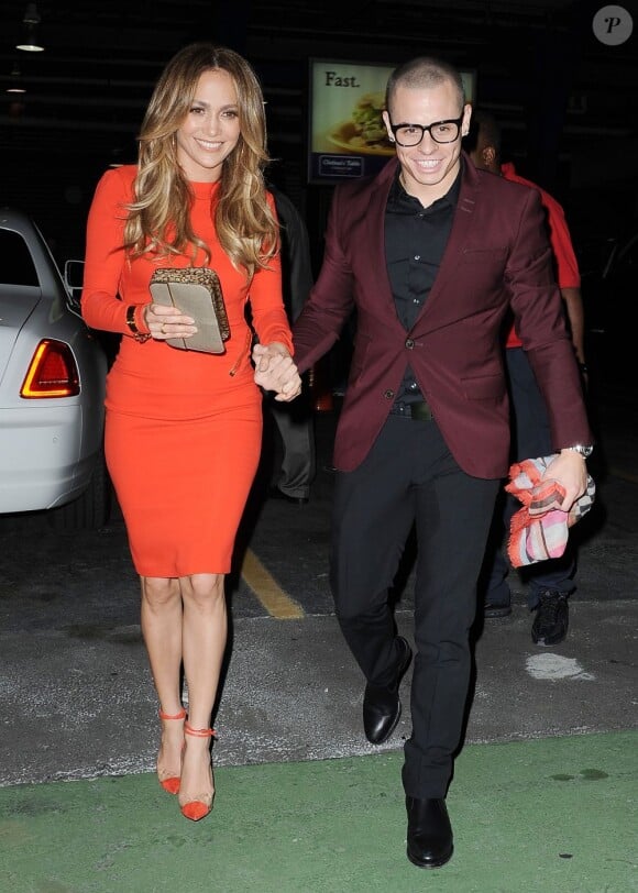Jennifer Lopez habillée d'une robe Tom Ford et de sandales Christian Louboutin, célèbre son 43e anniversaire avec son compagnon Casper Smart. New York, le 24 juillet 2012.