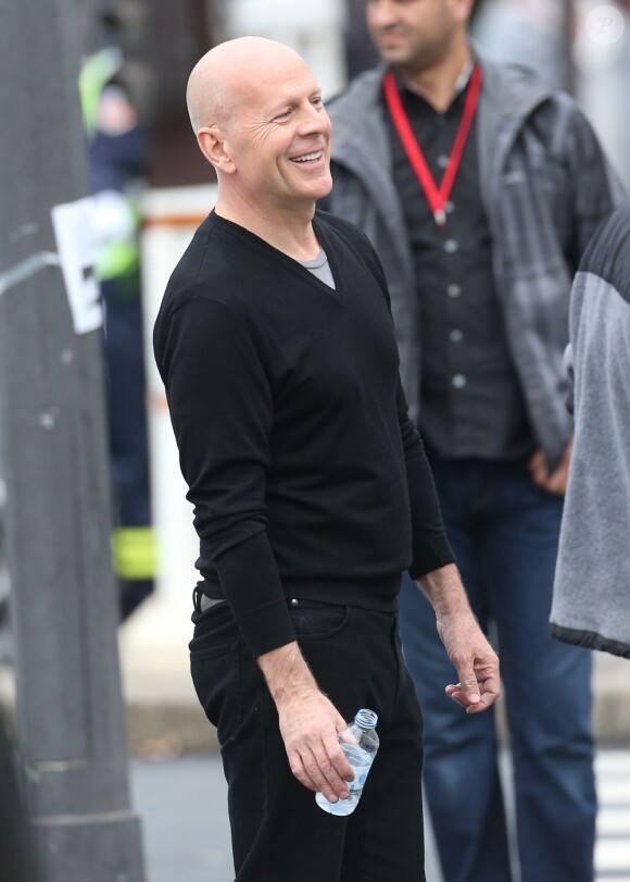 Bruce Willis tout sourire sur le tournage du film Red 2 à Paris le 11 octobre 2012.