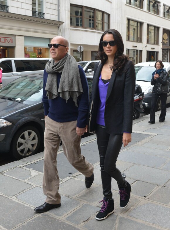 Bruce Willis et sa femme Emma Heming-Willis en balade en amoureux à Paris le 16 octobre 2012
