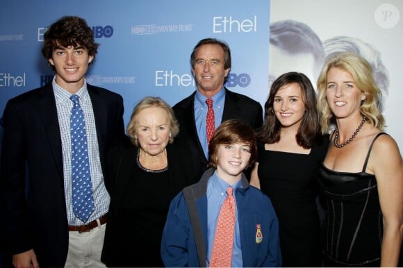 RFK Jr. avec sa mère et ses enfants. Le clan Kennedy était réuni autour d'Ethel Kennedy, veuve de RFK âgée de 84 ans, pour la présentation du documentaire que lui consacre sa fille Rory, au siège de Time Warner à Manhattan le 15 octobre 2012.