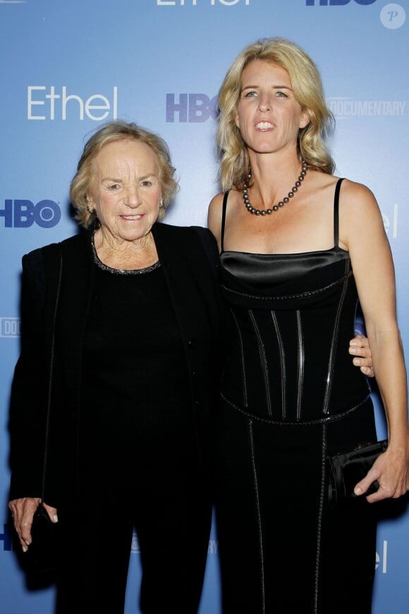 Ethel et Rory Kennedy. Le clan Kennedy était réuni autour d'Ethel Kennedy, veuve de RFK âgée de 84 ans, pour la présentation du documentaire que lui consacre sa fille Rory, au siège de Time Warner à Manhattan le 15 octobre 2012.