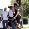 Halle Berry fait des courses avec sa fille de 4 ans Nahla à Los Angeles le 15 octobre 2012.