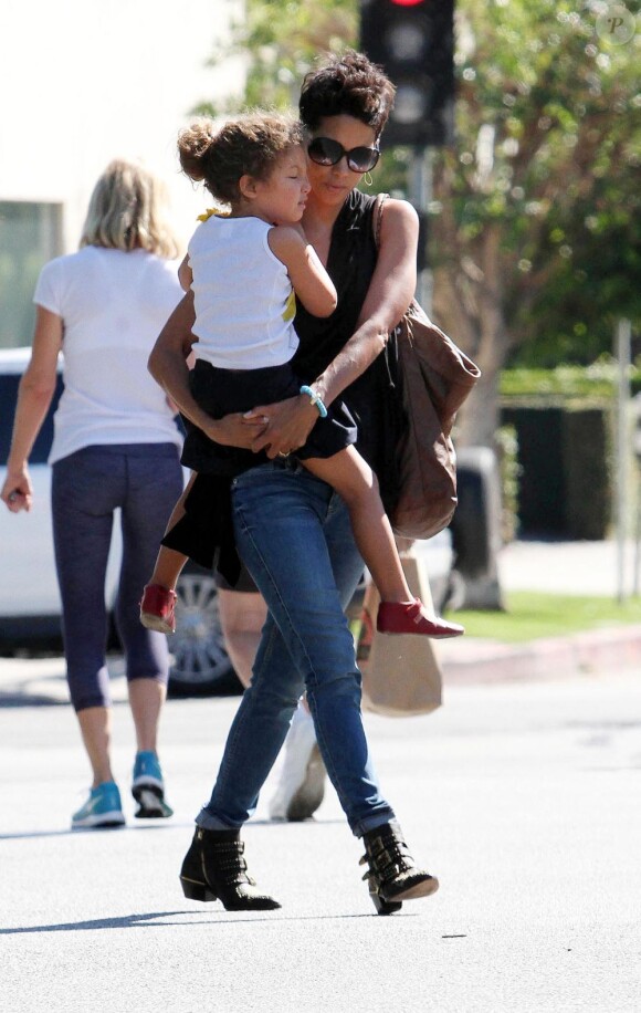 Halle Berry fait des courses avec sa fille de 4 ans Nahla à Los Angeles le 15 octobre 2012.