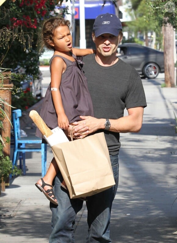 Olivier Martinez et la fille de Halle Berry, Nahla, à Los Angeles le 11 août 2012.