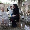 En 2010, l'ambassadrice de bonnne volonté pour le Haut-Commissariat aux réfugiés des Nations-Unies, Angelina Jolie, se rend au Pakistan