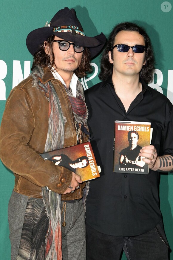 Johnny Depp venu promouvoir la sortie du livre de son ami Damien Echols à New York, le 21 septembre 2012.