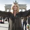 Heidi Klum, ambassadrice d'Astor, pose devant la porte de Brandebourg à Berlin. Le 16 octobre 2012.