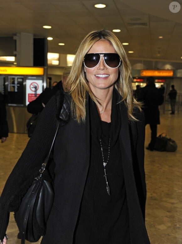 Heidi Klum arrive à l'aéroport d'Heathrow à Londres. Le 16 Octobre 2012.