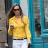 Hilary Swank promène son chien à Paris, en juin 2012.