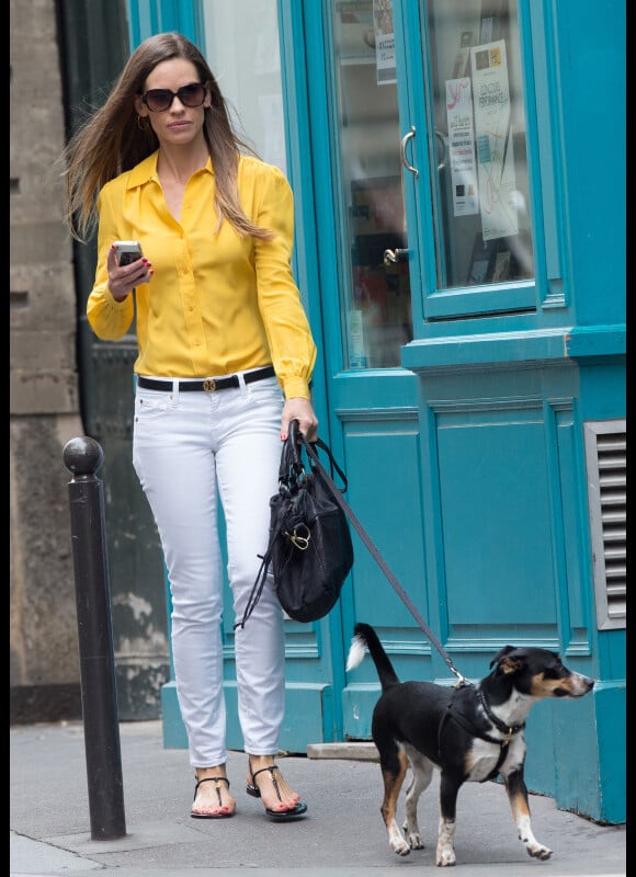 Hilary Swank promène son chien à Paris, en juin 2012.