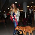 Hilary Swank arrive à l'aéroport international JFK de New York avec ses deux chiens, le 6 mai 2012