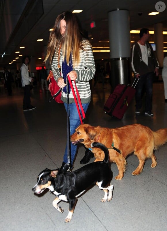 Hilary Swank arrive à l'aéroport international JFK de New York avec ses deux chiens, le 6 mai 2012