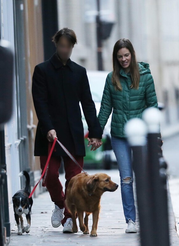 Hilary Swank et son chéri, le frenchy Laurent qui proménent les deux chiens de la star à Paris le 13 octobre 2012.