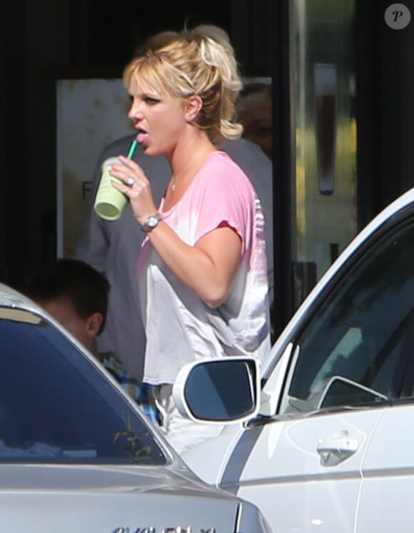 Britney Spears se promène à Los Angeles, le vendredi 19 octobre 2012.
