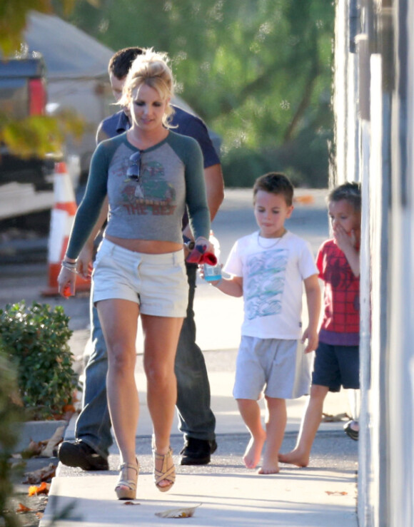 Britney Spears se promène avec ses fils Sean Preston, 7 ans, et Jayden James, 6 ans, à Los Angeles, le vendredi 19 octobre 2012.