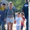 Britney Spears se promène avec ses fils Sean Preston et Jayden James, à Los Angeles, le vendredi 19 octobre 2012.