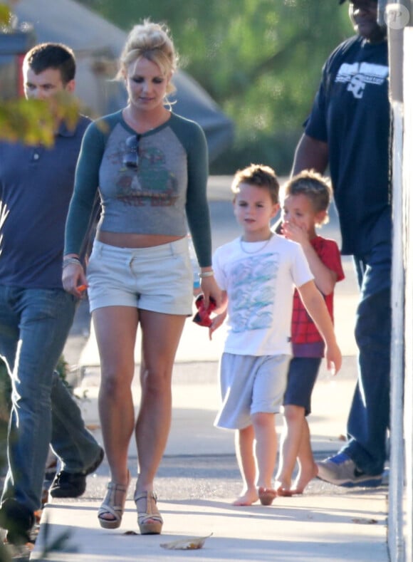 Britney Spears se promène avec ses fils Sean Preston et Jayden James, à Los Angeles, le vendredi 19 octobre 2012.