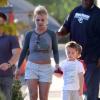 Britney Spears se promène avec ses fils, à Los Angeles, le vendredi 19 octobre 2012.