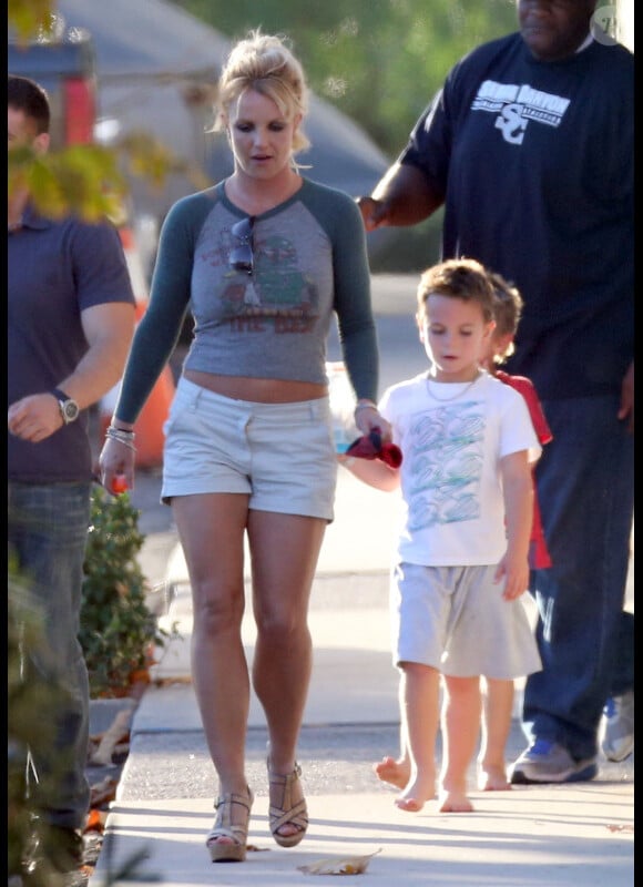 Britney Spears se promène avec ses fils, à Los Angeles, le vendredi 19 octobre 2012.
