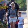Britney Spears se promène avec Sean Preston, 7 ans, et Jayden James, 6 ans, à Los Angeles, le vendredi 19 octobre 2012.