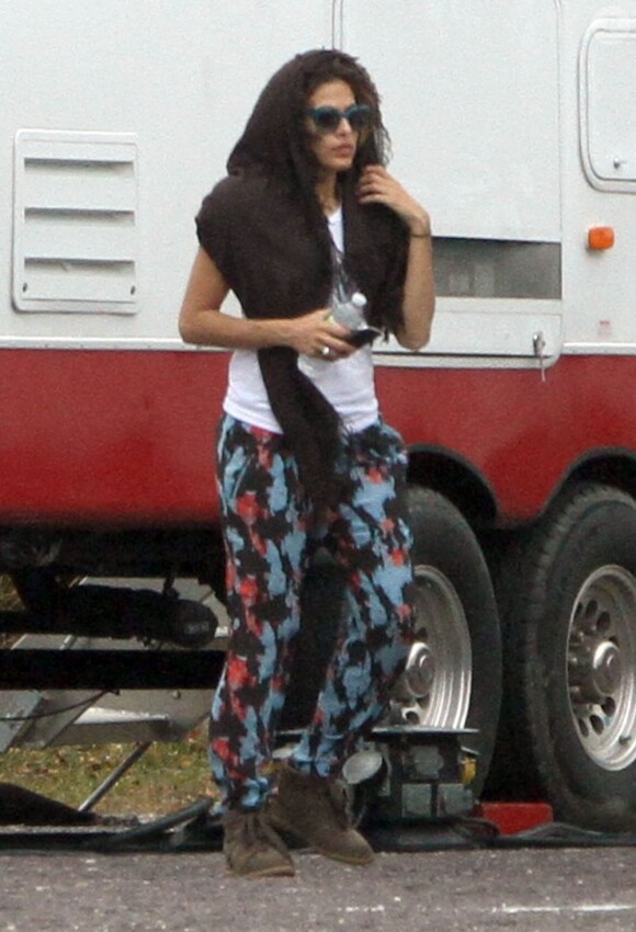 Eva Mendes se cache sous un vieux pull sur le plateau du téléfilm Clear History le 19 octobre 2012.