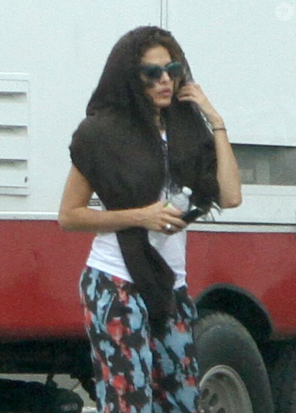 Eva Mendes aperçue sur le plateau du téléfilm Clear History le 19 octobre 2012.