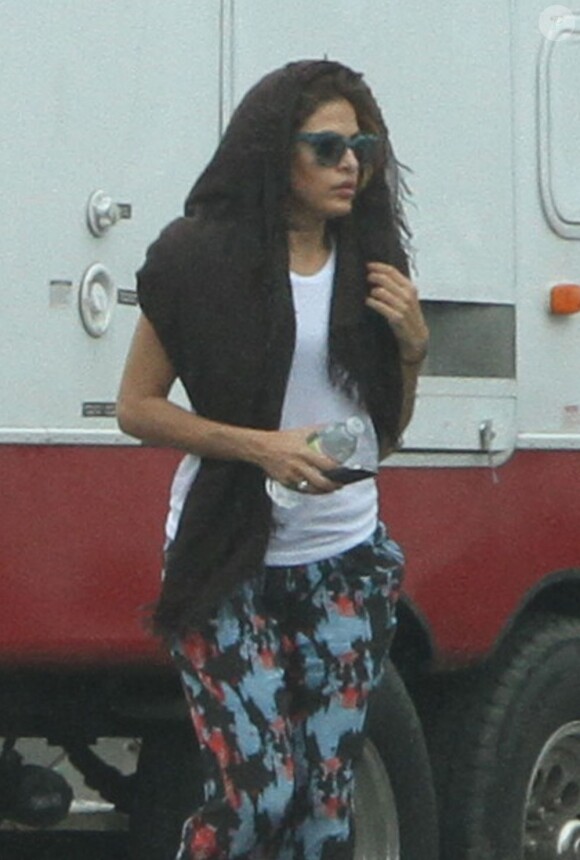 Eva Mendes aperçue sur le plateau du téléfilm Clear History le 19 octobre 2012.