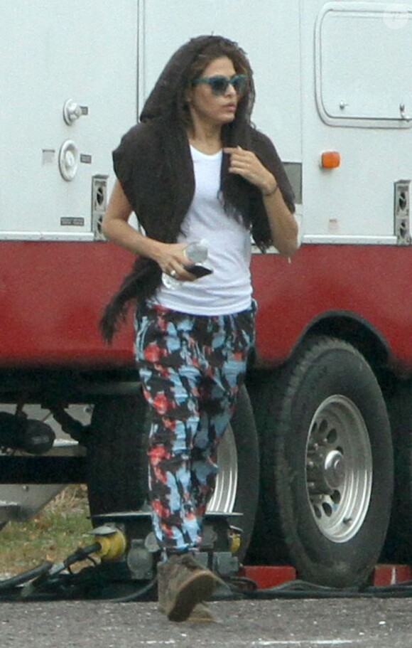 Eva Mendes aperçue sur le plateau du téléfilm Clear History le 19 octobre 2012.
