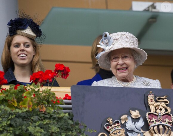 La reine Elizabeth II et sa petite-fille la princesse Beatrice à Ascot le 20 octobre 2012. Un jour de courses marqué par la quatorzième victoire du pur-sang Frankel en quatorze courses, un dernier triomphe avant de prendre sa retraite.