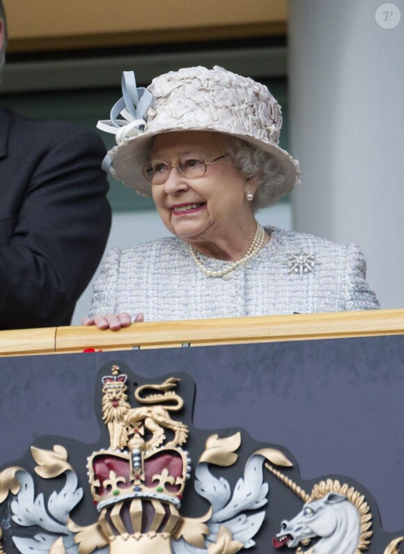 La reine Elizabeth II réjouie à Ascot le 20 octobre 2012. Un jour de courses marqué par la quatorzième victoire du pur-sang Frankel en quatorze courses, un dernier triomphe avant de prendre sa retraite.