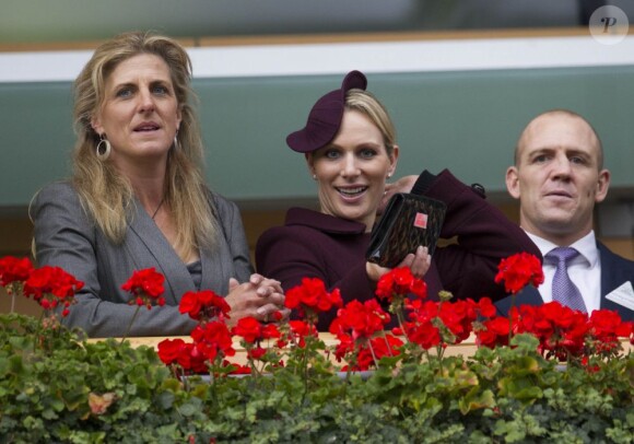 Zara Phillips à Ascot avec sa partenaire médaillée d'argent aux JO Tina Cook et son mari Mike Tindall le 20 octobre 2012. Un jour de courses marqué par la quatorzième victoire du pur-sang Frankel en quatorze courses, un dernier triomphe avant de prendre sa retraite.