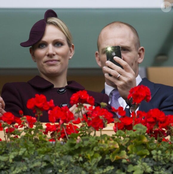 Zara Phillips à Ascot avec son mari Mike Tindall le 20 octobre 2012. Un jour de courses marqué par la quatorzième victoire du pur-sang Frankel en quatorze courses, un dernier triomphe avant de prendre sa retraite.