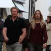 Oliver Kahn, ancien gardien légendaire du Bayern Munich, et sa jeune femme Svenja arpentent la rue Montaigne à Paris le 22 octobre 2012