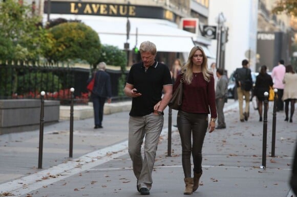 Oliver Kahn, ancien gardien légendaire du Bayern Munich, porte une grande attention à sa jeune femme Svenja à Paris le 22 octobre 2012