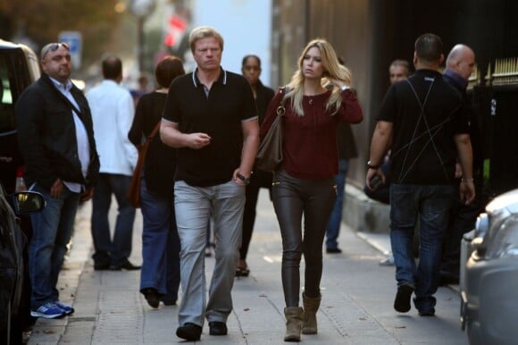 Oliver Kahn, ancien gardien légendaire du Bayern Munich, et sa jeune femme Svenja en séance shopping rue Montaigne à Paris le 22 octobre 2012